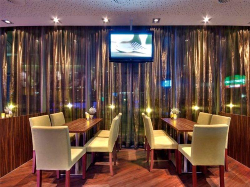 Courtyard By Marriott Linz Hotel Ресторант снимка