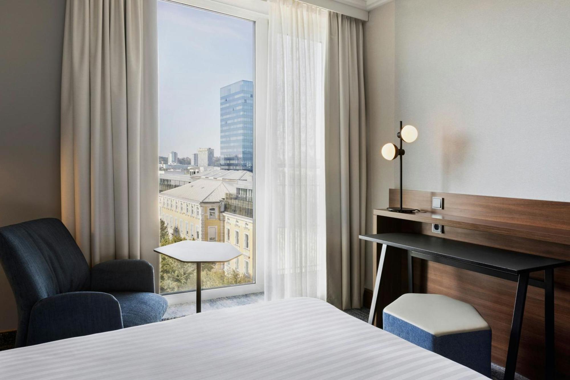 Courtyard By Marriott Linz Hotel Екстериор снимка