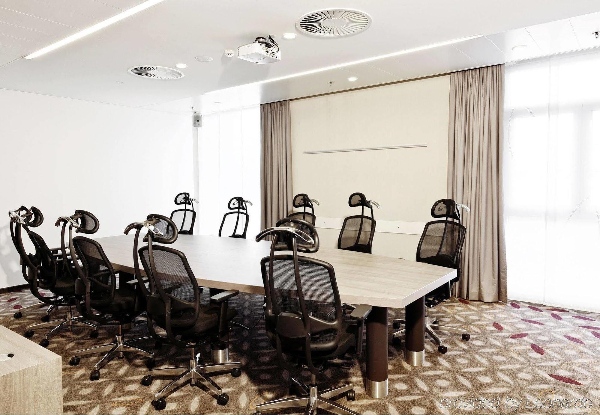 Courtyard By Marriott Linz Hotel Бизнес снимка